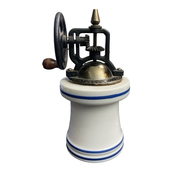 VINTAGE WHITE ROSE PATTERN PORCELAIN PEPPER MILL WITH OLD-FASHIONED HAND CRANK - Picture 3 of 9